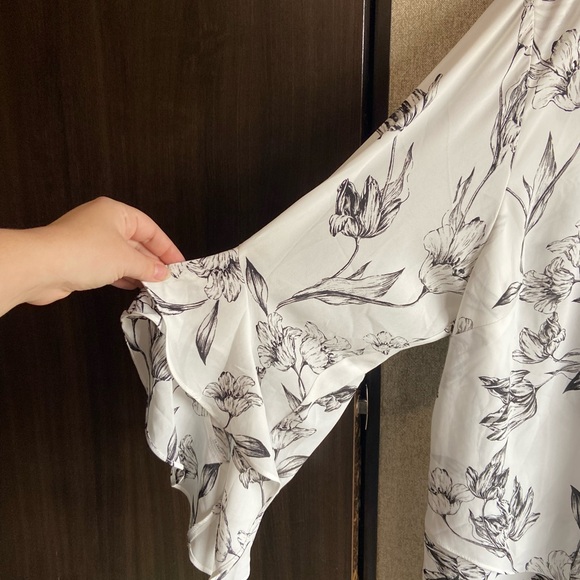 White floral blouse v neck bell sleeve Chelsea & Theodore 3x boho whimsical - Picture 2 of 6